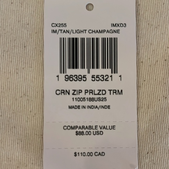 Coach Women’s Wristlet. NWT. Corner Zip. Gift Ready Coach Box & Bag - Picture 8 of 8